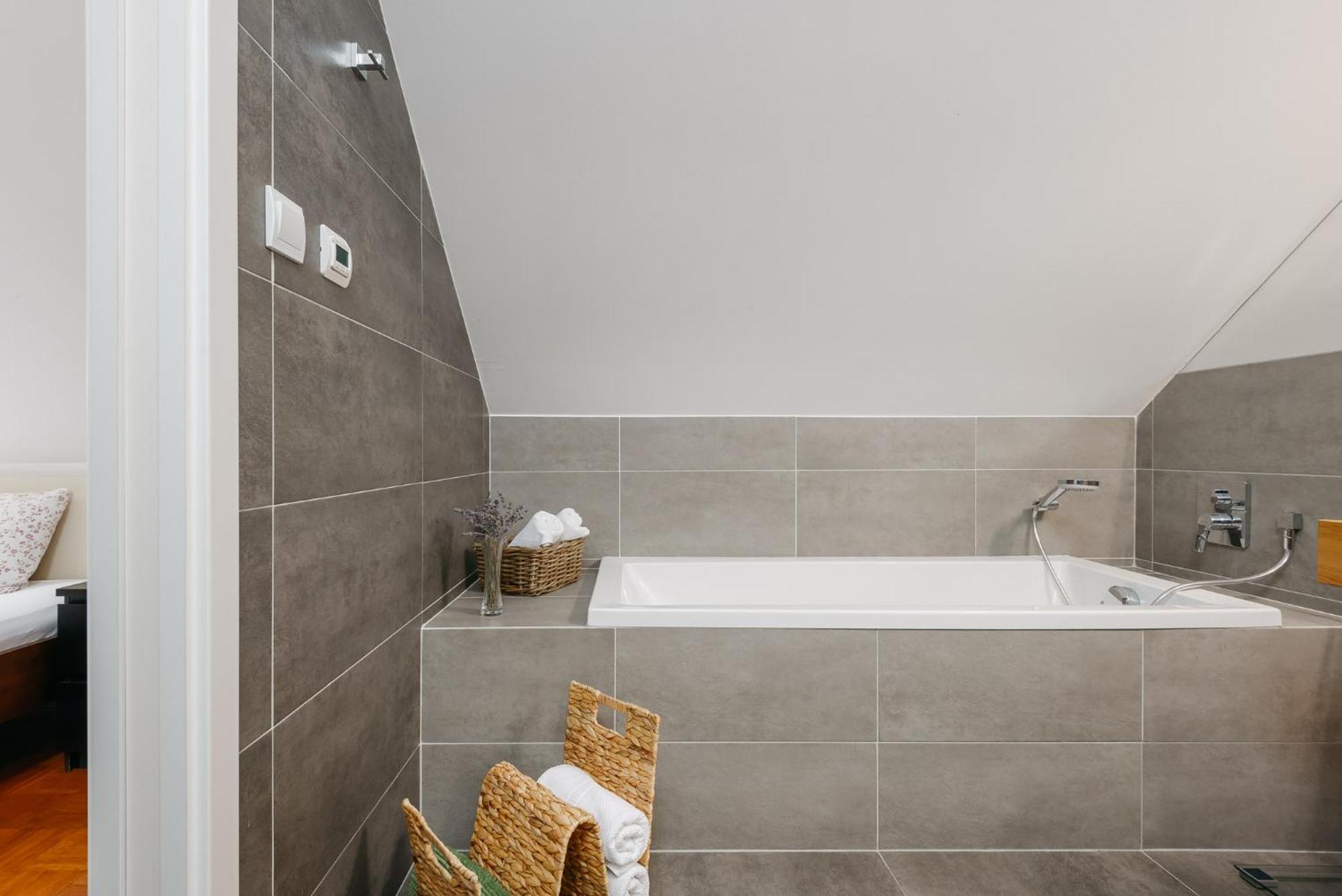 Roy 2 Bdr Apartment With Prague Castle View, Parking & Ac Exteriér fotografie
